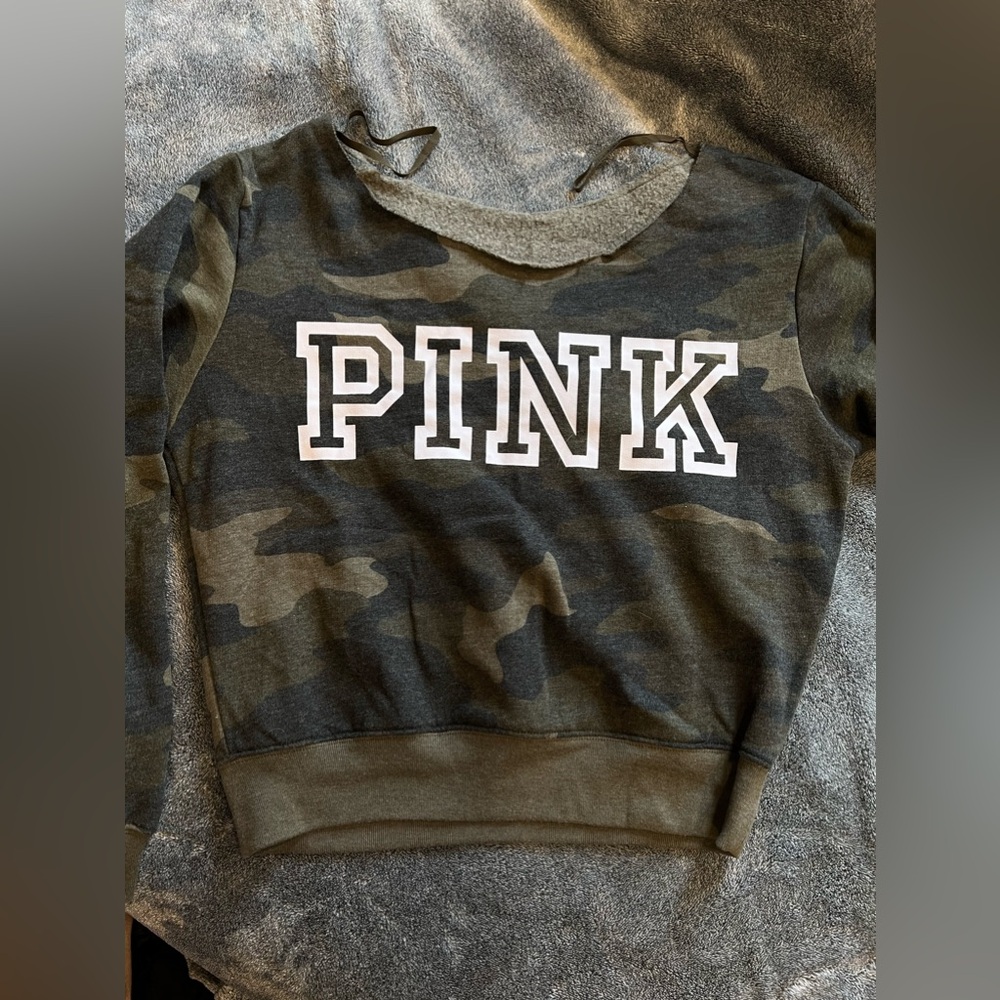 VS LIKE NEW PINK cropped off the shoulder Camouflage crew neck